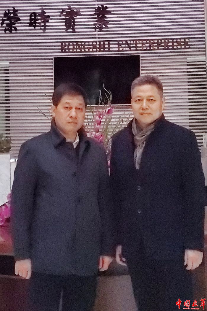 荣时实业陈荣高（左）接受记者采访.jpg
